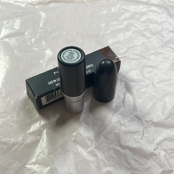 MAC Photo Satin Lipstick NEW - Picture 2 of 2